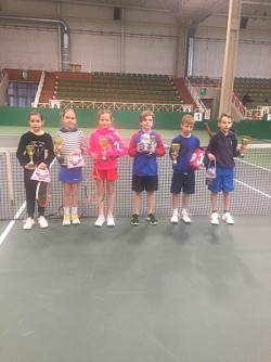 Šiauliuose mažieji tenisininkai varžėsi Kalėdiniame teniso turnyre